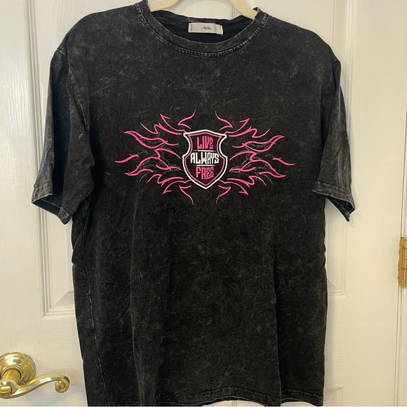 Black graphic tee with pink detail - Picture 1 of 6